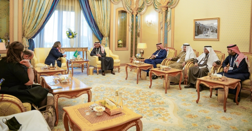 السيدة نائلة نويرة القنجي تتحادث مع وزير الصناعة والثروة المعدنية السعودي وعدد من المسؤولين في القطاع الصناعي والمالي بالمملكة