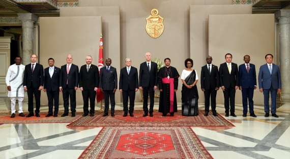 رئيس الجمهورية يشرف على موكب تسلّم خلاله أوراق اعتماد السفراء الأجانب غير المقيمين بتونس