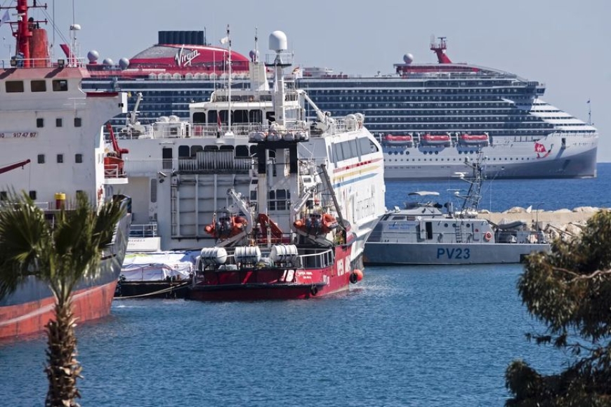 سفينة تحمل مساعدات إنسانية تغادر قبرص متجهة إلى غزة