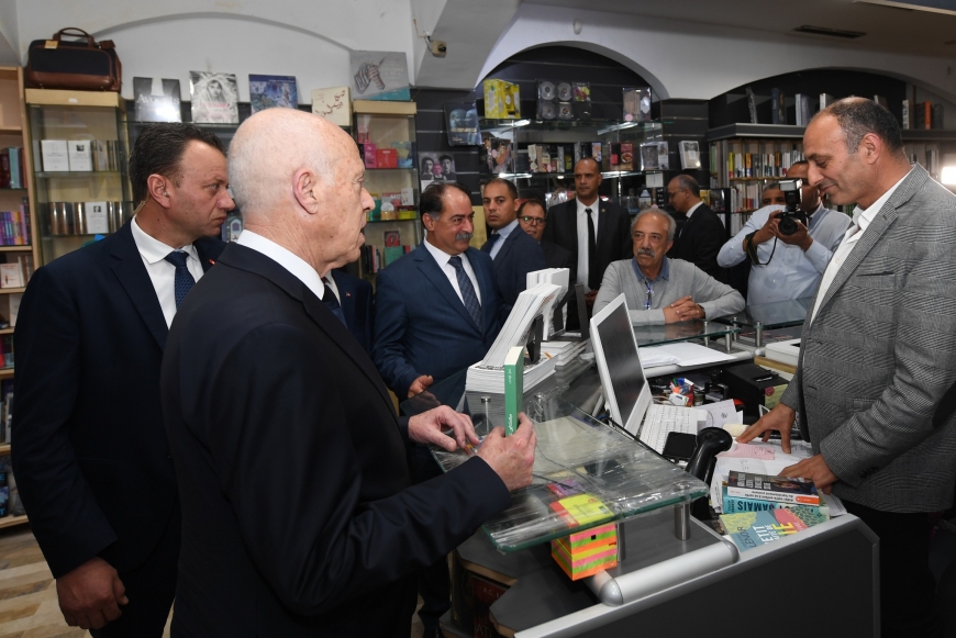رئيس الجمهورية يؤدي زيارة إلى كل من مكتبة الكتاب والمقر القديم للشركة التونسية للتوزيع بالعاصمة