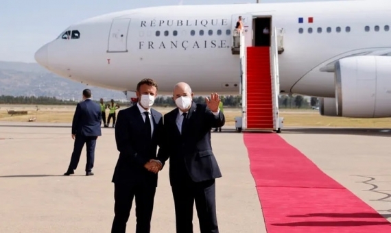 ماكرون يصل الجزائر "لإعادة بناء العلاقات الثنائيّة"