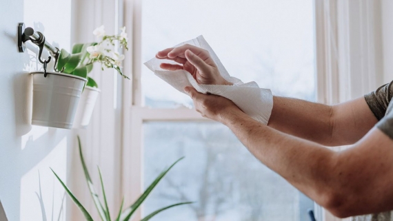 Coronavirus : il vaut mieux se sécher les mains avec une serviette en papier qu'avec un sèche-mains